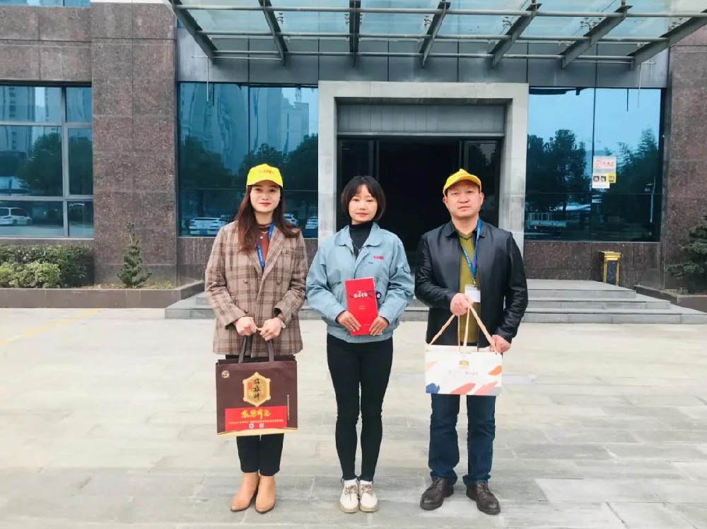 【雙雄醉贊助襄陽企業(yè)家暖心工程系列報道】中日龍（襄陽）機(jī)電技術(shù)開發(fā)黨支部書記胥艷，湖北嘉輻達(dá)節(jié)能科技董事長楊輝收到多方生