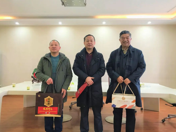 【雙雄醉贊助襄陽企業(yè)家暖心工程系列報道】湖北創(chuàng)業(yè)藥業(yè)有限公司總經(jīng)理謝華收到多方生日祝福！