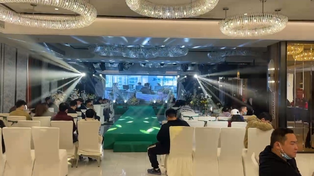 雙雄醉為婚禮秀添彩，追求時(shí)尚與健康的新人們?yōu)殡p雄醉健康酒點(diǎn)贊