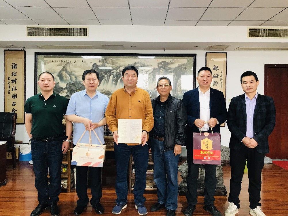 【雙雄醉贊助襄陽企業(yè)家暖心工程系列報道】襄陽市物流協(xié)會執(zhí)行會長熊艷斌、元大糧油董事長王龍體收到暖心生日祝福