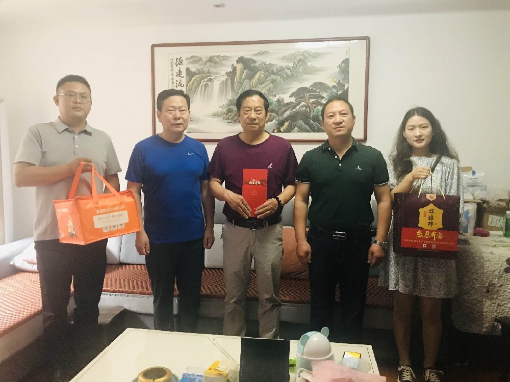 【雙雄醉贊助襄陽企業(yè)家暖心工程系列報道】航宇救生裝備董事長馬永勝、美年大健康總經(jīng)理岳勇、加盟合伙人龍大學(xué)、劉寶林收到暖心