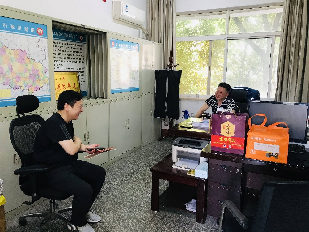【雙雄醉贊助襄陽企業(yè)家暖心工程系列報道】龔志軍經(jīng)理、張華總經(jīng)理、胡艷書記、代理合伙人鄭道平收到暖心生日祝福
