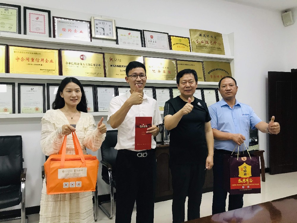 【雙雄醉贊助襄陽企業(yè)家暖心工程系列報道】張瑞副總經(jīng)理、黎柏康總經(jīng)理、吳厚富董事長、王建軍總經(jīng)理、聞賽琦總經(jīng)理收到多方生日