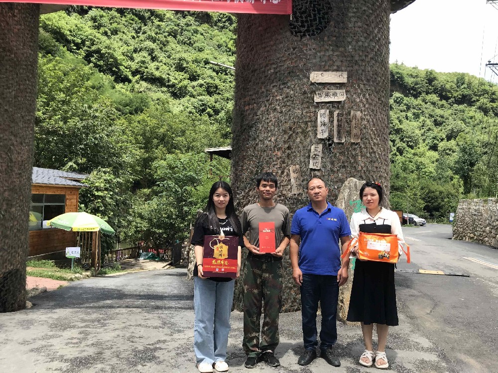 【雙雄醉贊助襄陽企業(yè)家暖心工程系列報道】負(fù)責(zé)人張建武、董事長梁曉軍、總經(jīng)理葉金明、總經(jīng)理陳佳收到暖心生日祝福
