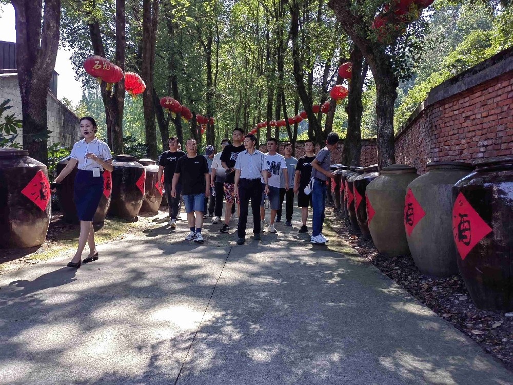 雙雄醉樊城區(qū)域核心客戶走進(jìn)心靈之旅，暢享健康游