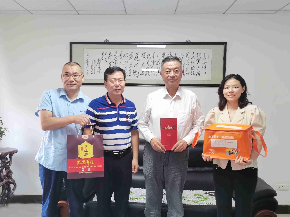 【雙雄醉贊助襄陽企業(yè)家暖心工程系列報道】企業(yè)家高文廣、趙樂成、劉曉燕、宋華偉收到暖心生日問候