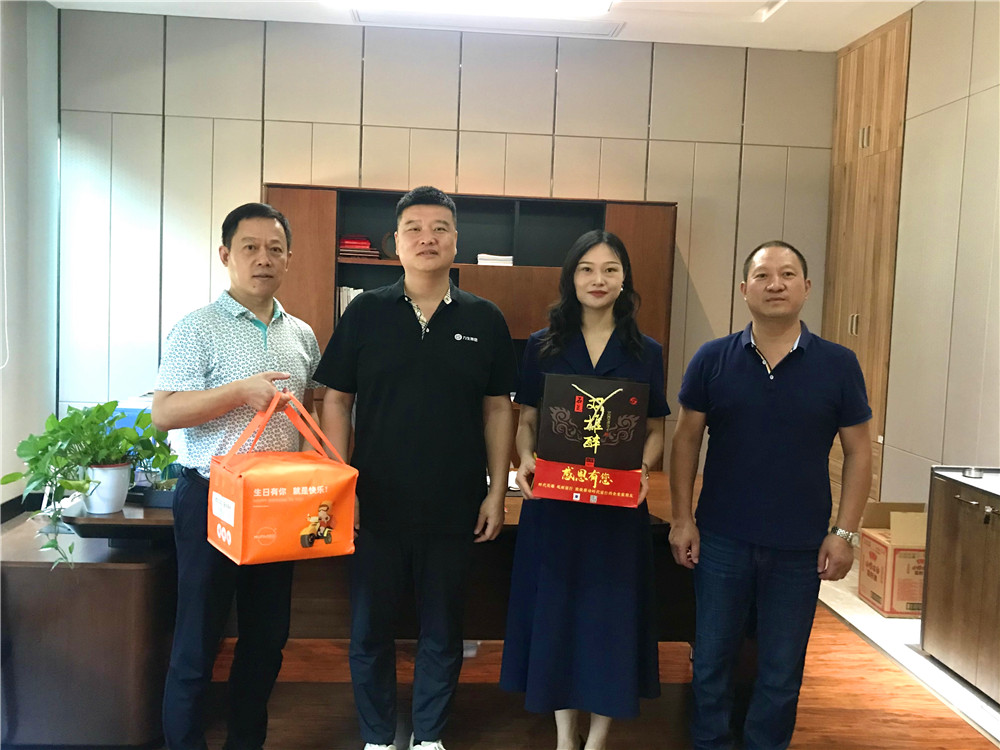 【雙雄醉贊助襄陽企業(yè)家暖心工程系列報道】湖北力生電纜有限公司總經(jīng)理沈勇剛、襄陽新金開泵業(yè)有限公司副總經(jīng)理王安進(jìn)等收到暖心