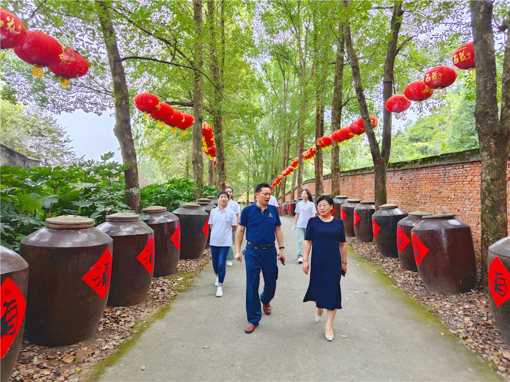 南川源水務高層考察石花酒業(yè) 盛贊雙雄醉酒質(zhì)卓越