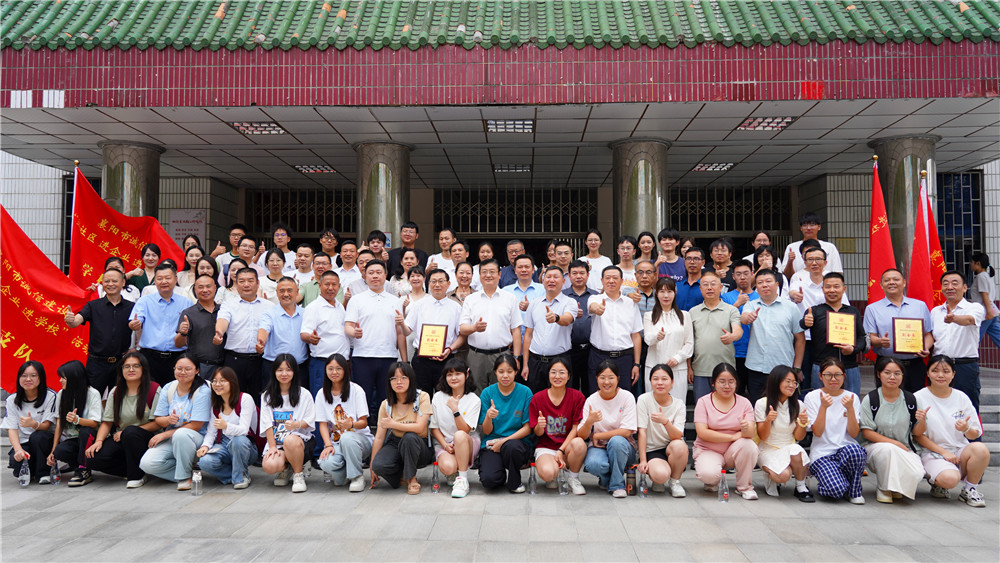 總經(jīng)理鄭書軍在襄陽市誠信建設(shè)“進社區(qū)、進企業(yè)、進學(xué)?！被顒訂觾x式上代表誠信企業(yè)發(fā)言