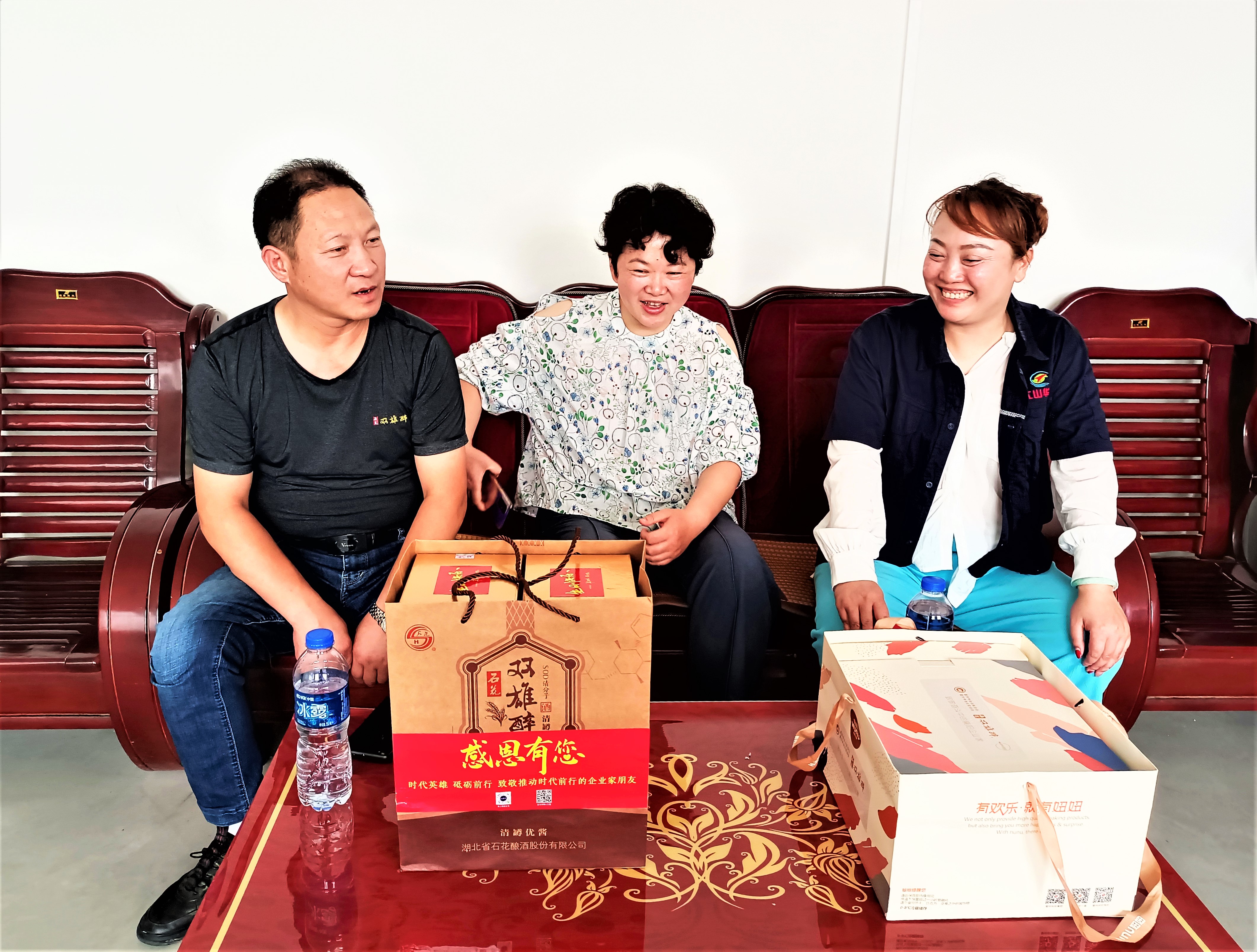 襄陽企聯(lián)攜手雙雄醉為江山華科數(shù)字設(shè)備科技總經(jīng)理劉基國、際華三五四二紡織黨委書記周詠友、金立豐農(nóng)業(yè)發(fā)展董事長雷玉紅送祝福