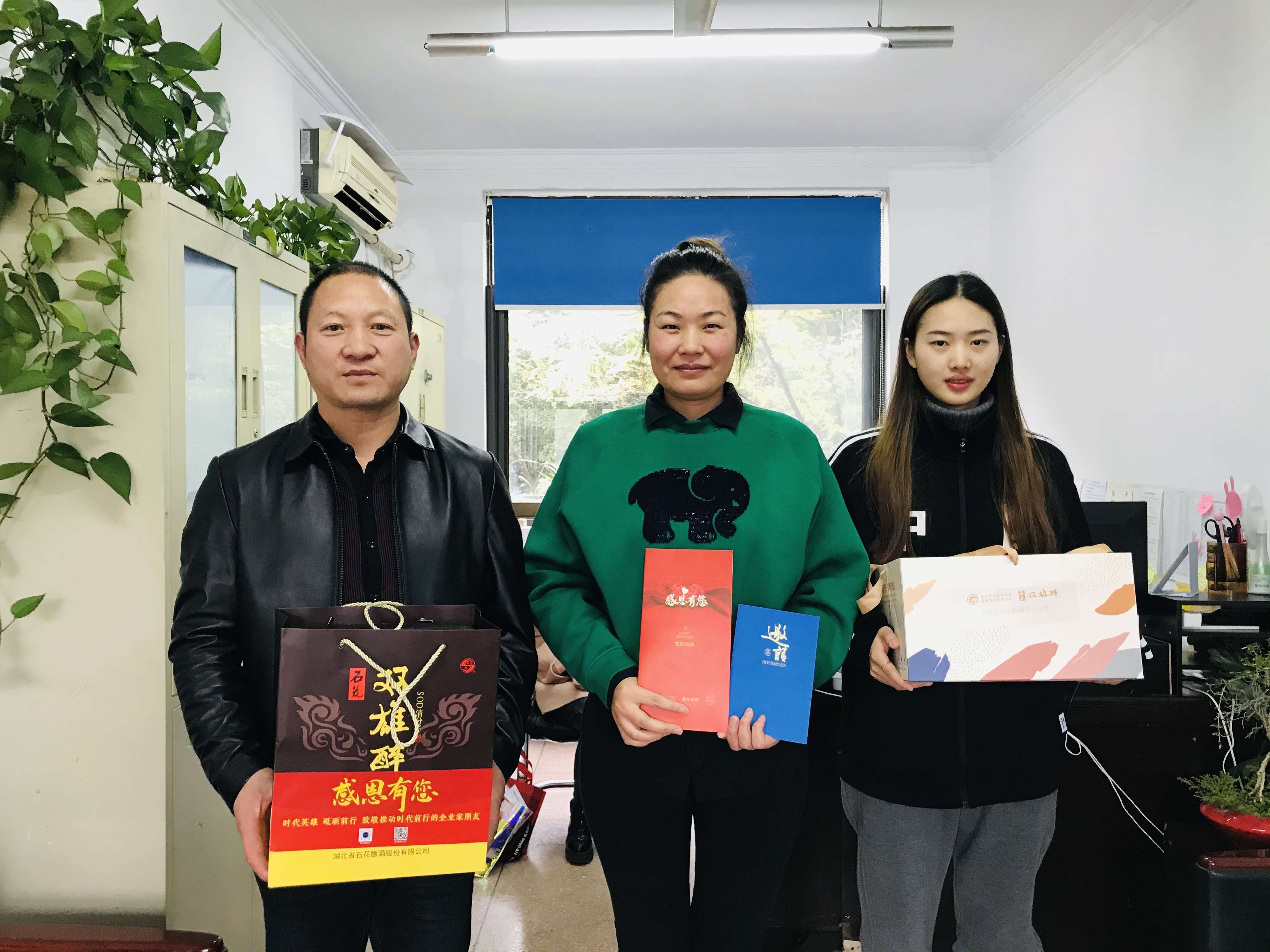 【雙雄醉贊助襄陽企業(yè)家暖心工程系列報(bào)道】企業(yè)家顧勇、魏樂、郭成林、王華忠、謝遠(yuǎn)偉收到暖心生日祝福