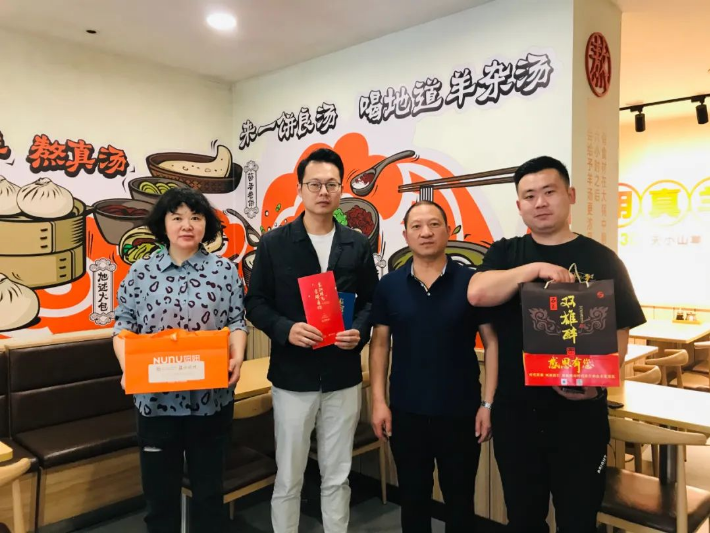 【雙雄醉贊助襄陽企業(yè)家暖心工程系列報(bào)道】企業(yè)家黃祝清、韓旭、黃昊、張瑞等收到暖心生日祝福